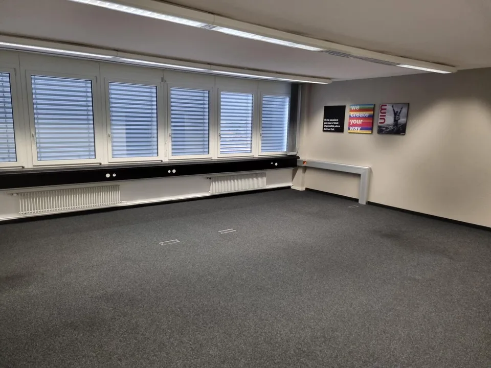 Niederwangen b.Bern, à louer, 250 m2 de bureaux et 230 m2 d'entrepôts