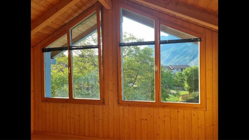 Incantevole appartamento mansardato di 3,5 locali con vista mozzafiato sul lago e le montagne a Brienz