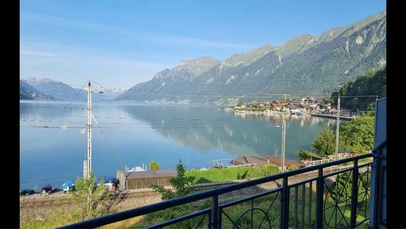 Incantevole appartamento mansardato di 3,5 locali con vista mozzafiato sul lago e le montagne a Brienz