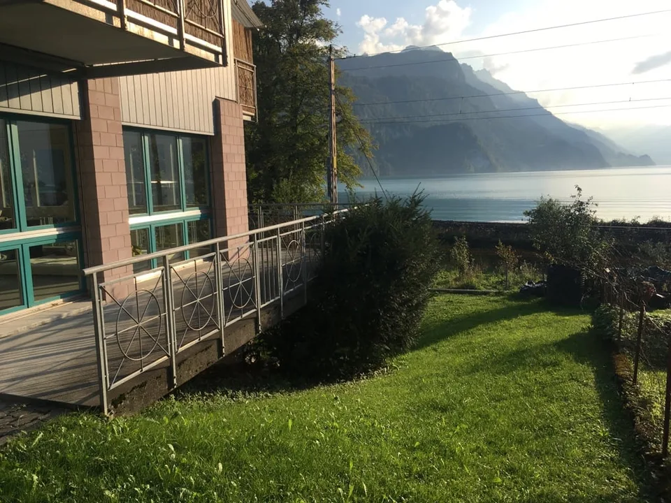 Incantevole appartamento mansardato di 3,5 locali con vista mozzafiato sul lago e le montagne a Brienz