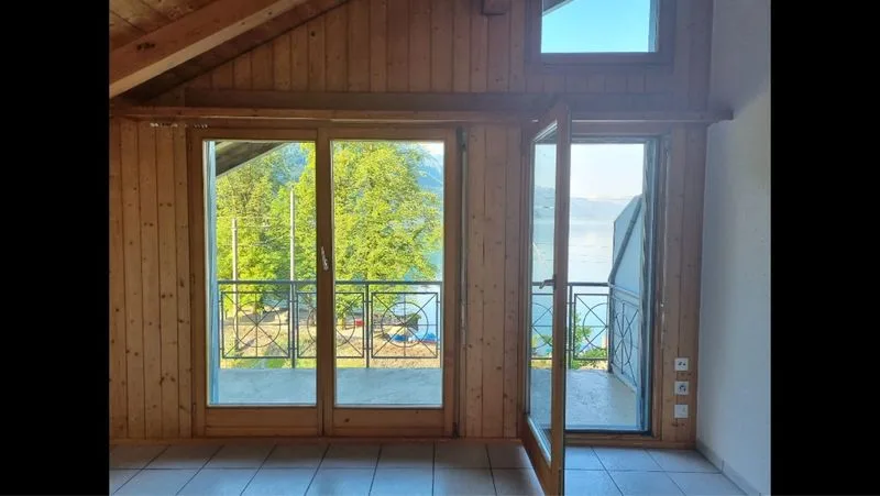 Incantevole appartamento mansardato di 3,5 locali con vista mozzafiato sul lago e le montagne a Brienz