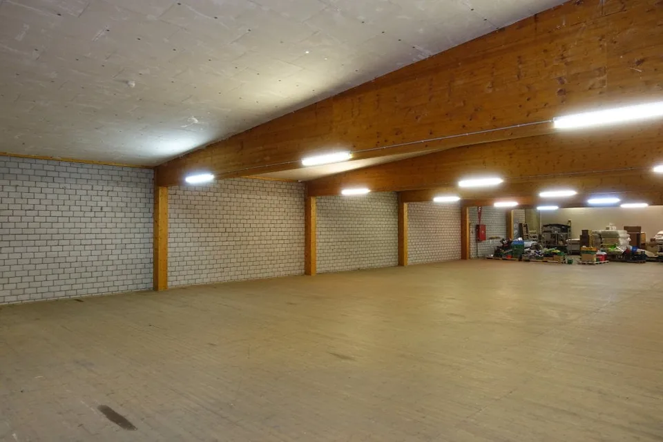 Gelegenheit: 7000 m2 Lagerfläche, auch Teilflächen – Foto 6 von 9