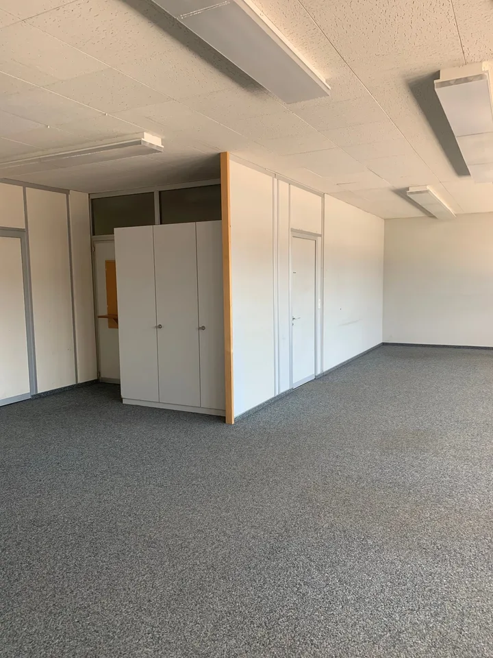 Espace de bureau au 1er étage dans un emplacement central à Dielsdorf