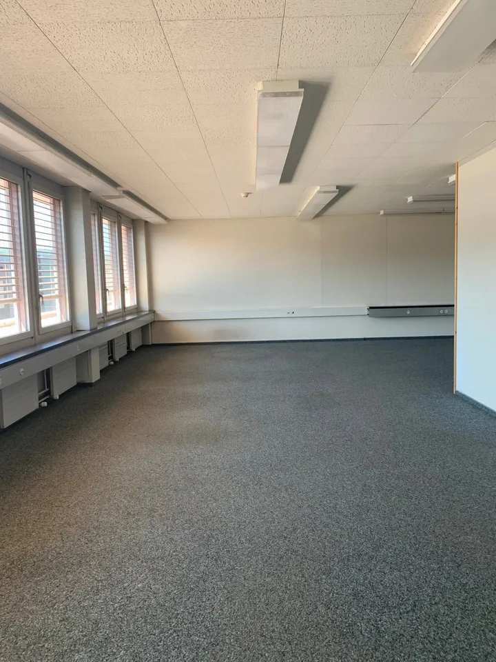 Espace de bureau au 1er étage dans un emplacement central à Dielsdorf