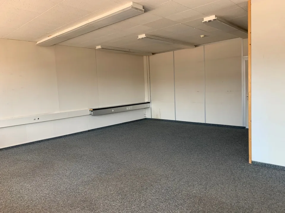 Espace de bureau au 1er étage dans un emplacement central à Dielsdorf