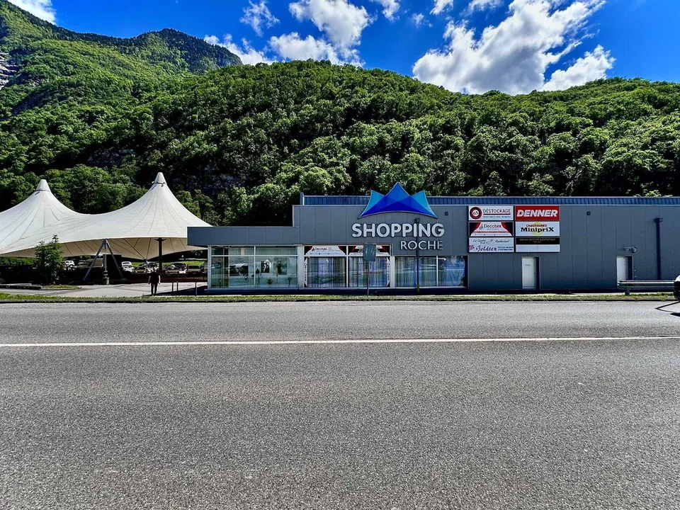 1'400 m² disponibles au Centre Commercial SHOPPING ROCHE