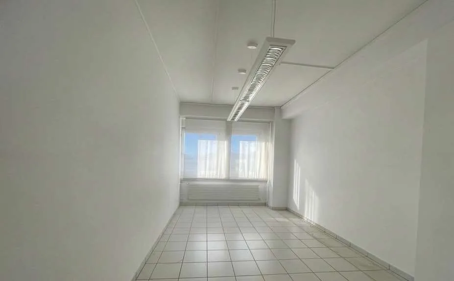 Büro mit 4 Räumen zur Miete - Manno - Nähe Autobahnknoten