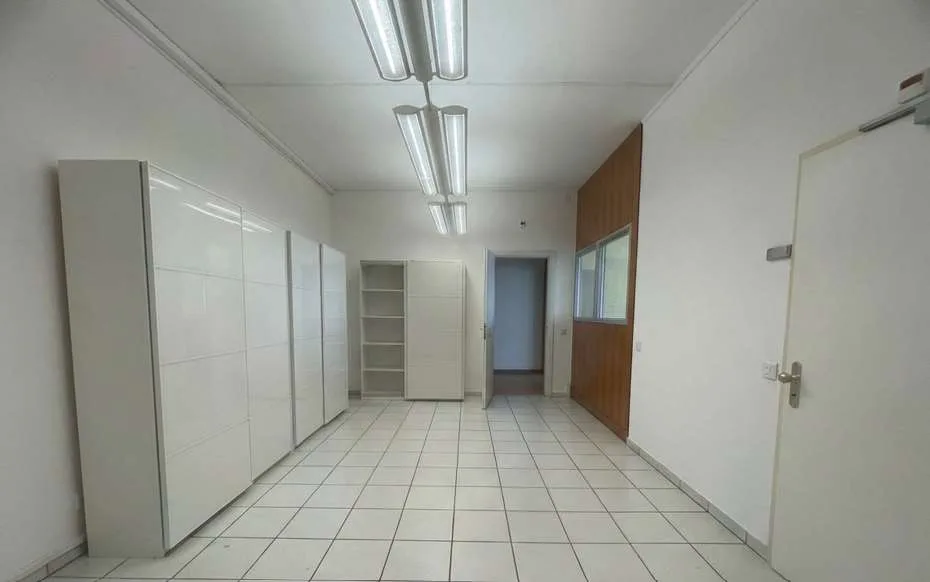 Büro mit 4 Räumen zur Miete - Manno - Nähe Autobahnknoten