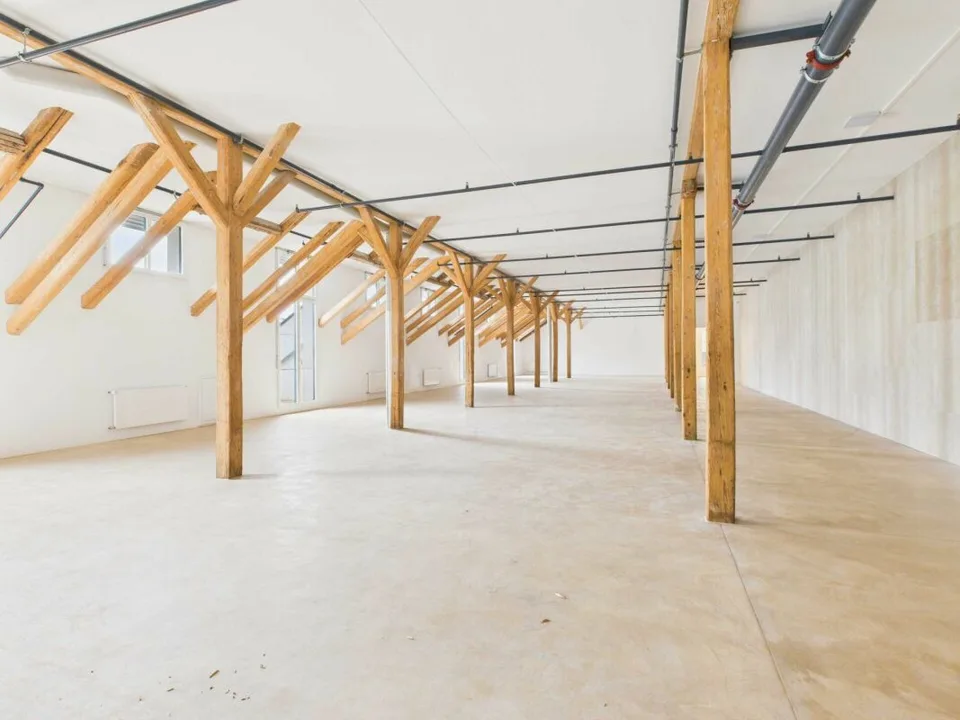 Flexible Dachgeschoss Gewerbefläche in modernem Gewerbehaus mit exklusivem Rohausbau