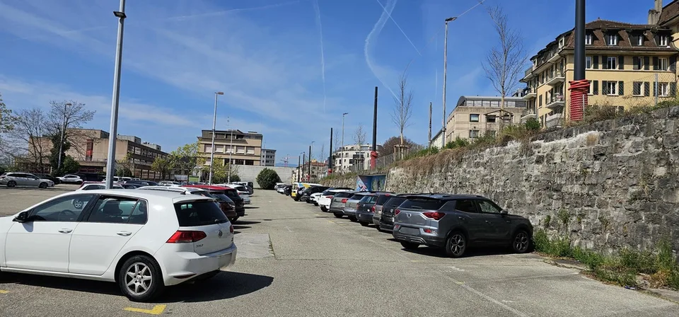 Emplacement de parking extérieur proche du Flon