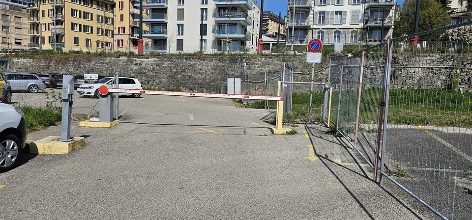 Emplacement de parking extérieur proche du Flon