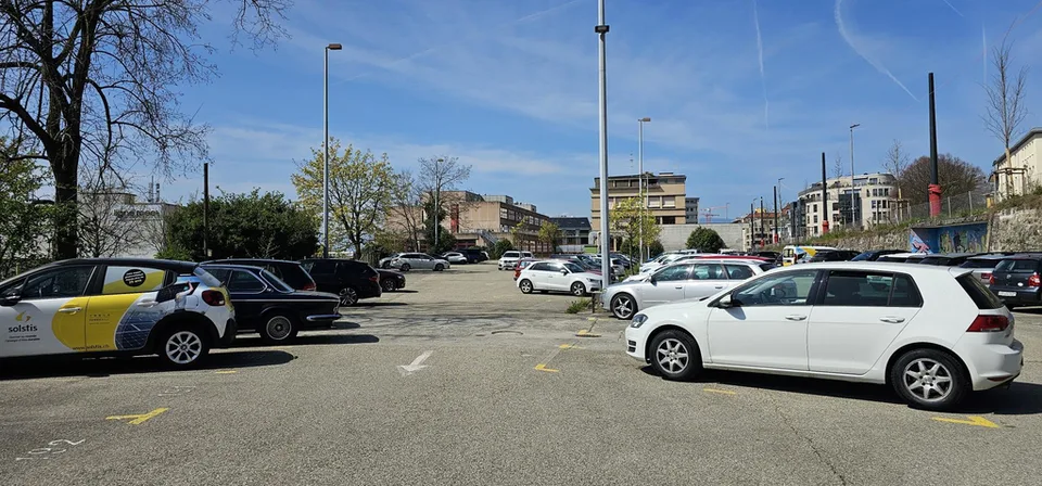 Emplacement de parking extérieur proche du Flon