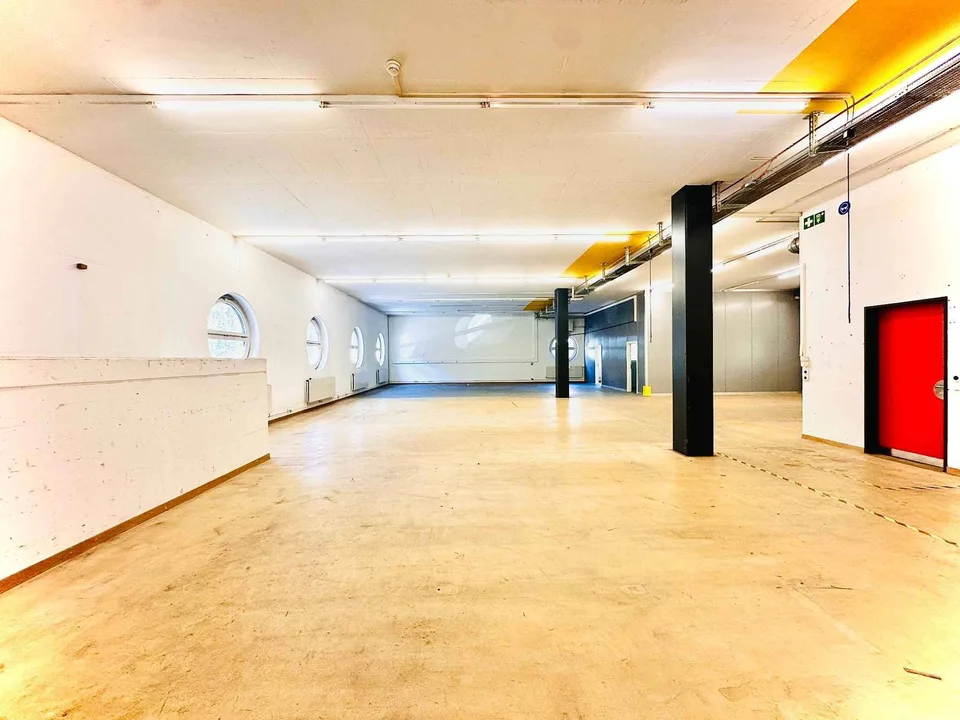 Lausanne: Industrieller und kommerzieller Raum im Erdgeschoss