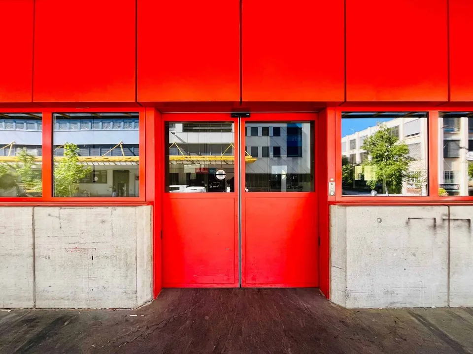 Lausanne: Industrieller und kommerzieller Raum im Erdgeschoss
