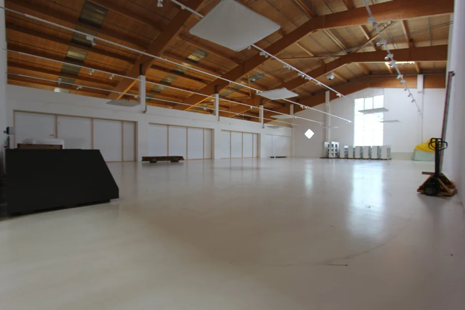 Ausstellungshalle an guter Lage