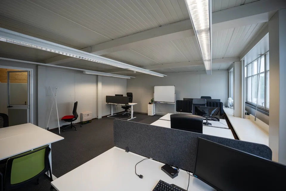 Fixer Arbeitsplatz im Shared Office in kreativer Fabrikhallen-Umgebung mit All-Inklusive-Service
