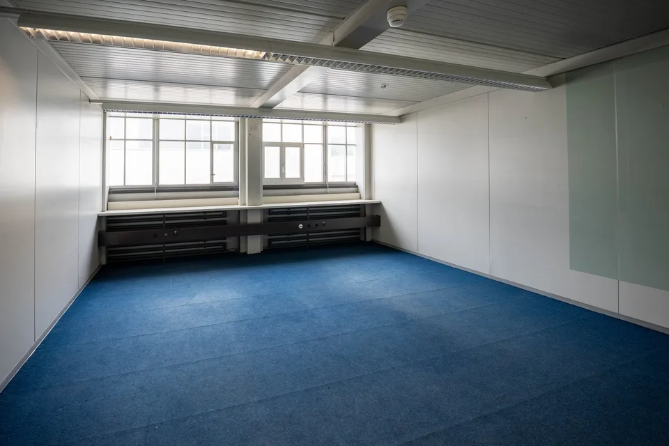 Fixer Arbeitsplatz im Shared Office in kreativer Fabrikhallen-Umgebung mit All-Inklusive-Service