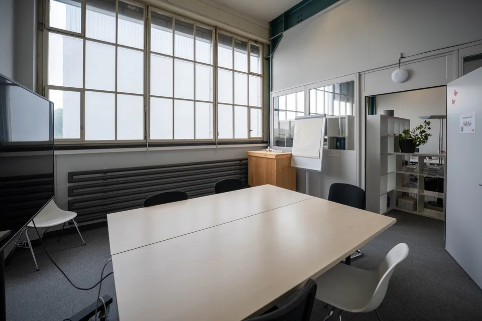Fixer Arbeitsplatz im Shared Office in kreativer Fabrikhallen-Umgebung mit All-Inklusive-Service
