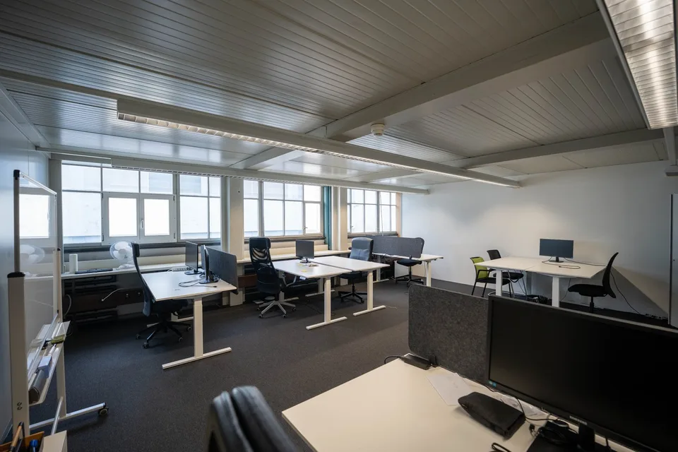 Fixer Arbeitsplatz im Shared Office in kreativer Fabrikhallen-Umgebung mit All-Inklusive-Service