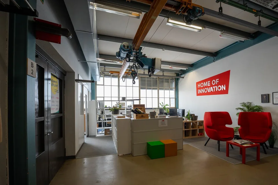 Fixer Arbeitsplatz im Shared Office in kreativer Fabrikhallen-Umgebung mit All-Inklusive-Service