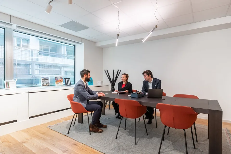 Bureau design pour 10 à Spaces Nations