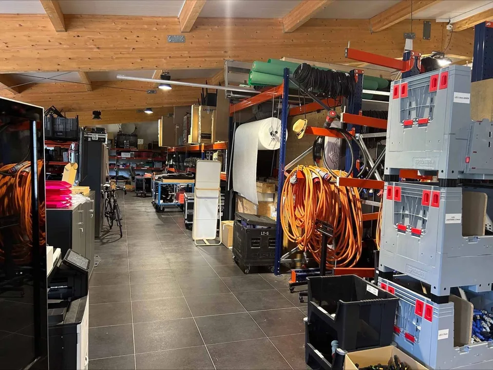 Laboratorio-magazzino di 640 m² con posti auto a disposizione
