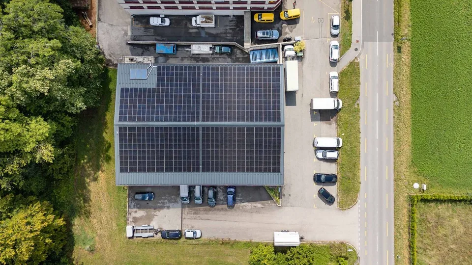 Laboratorio-magazzino di 640 m² con posti auto a disposizione