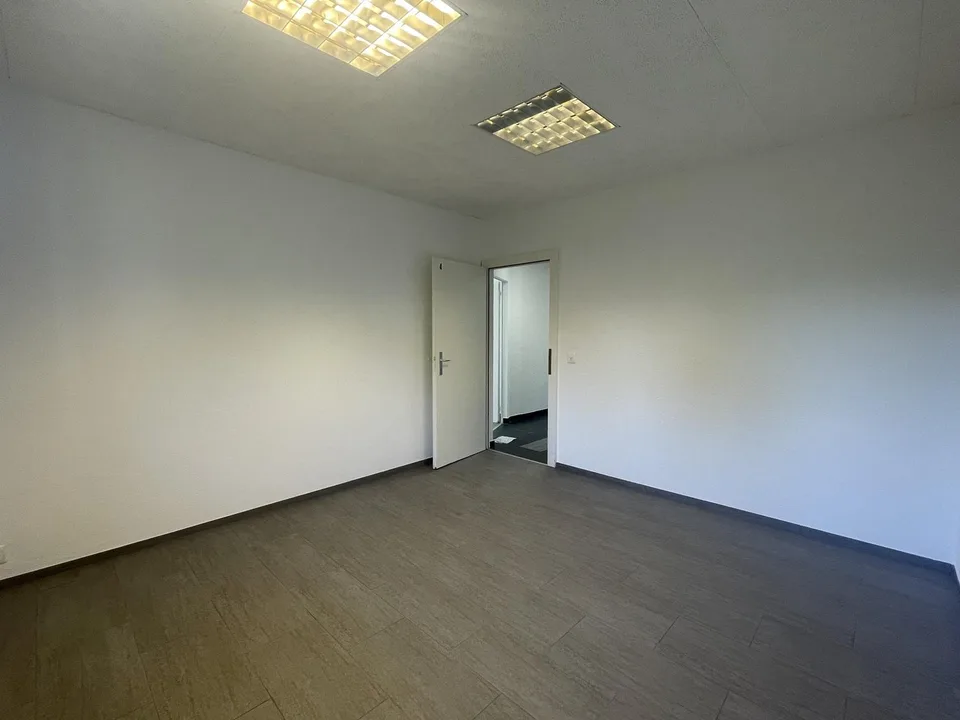 À Vermietung ? Büro / Gewerbefläche in Bogis-Bossey