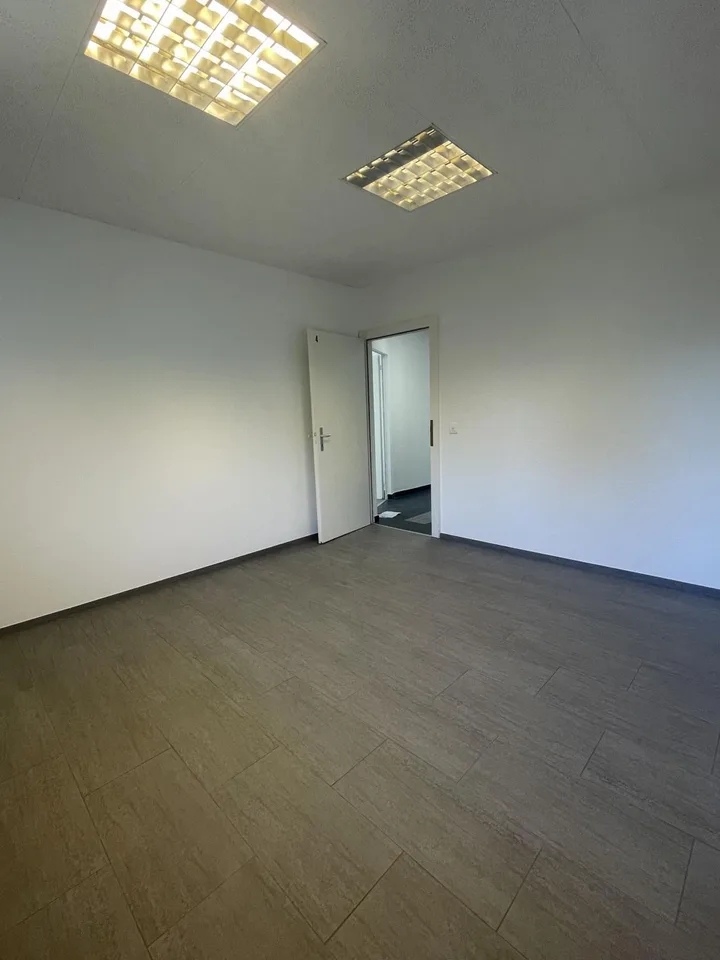 À Vermietung ? Büro / Gewerbefläche in Bogis-Bossey