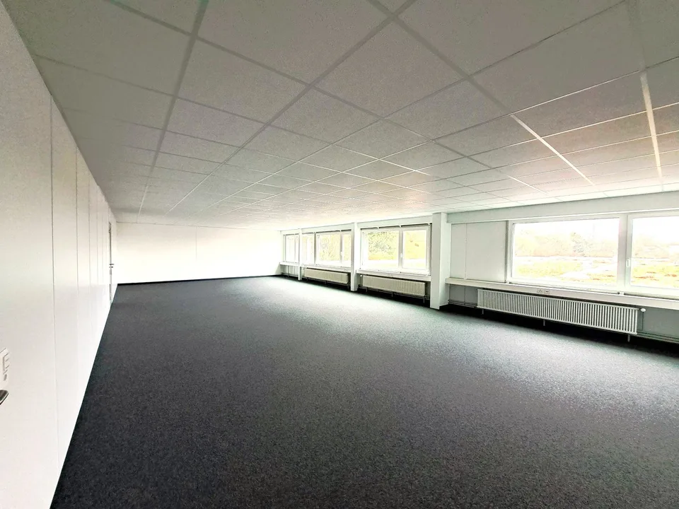 Helle Büroräumlichkeit nahe Bahnhof Ins