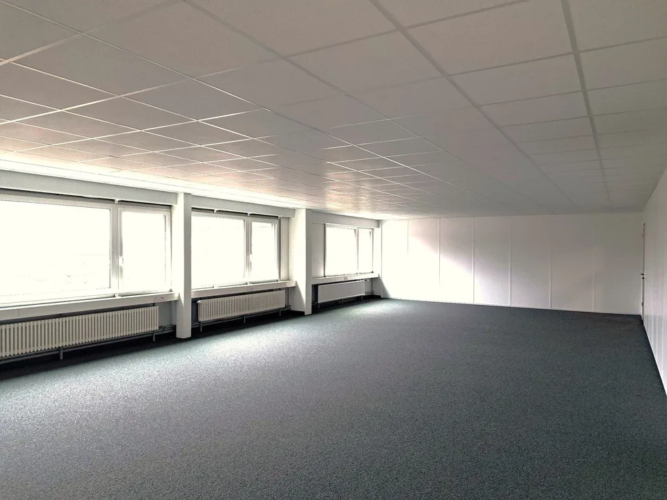 Helle Büroräumlichkeit nahe Bahnhof Ins