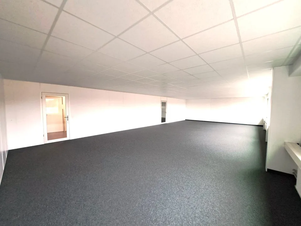 Helle Büroräumlichkeit nahe Bahnhof Ins