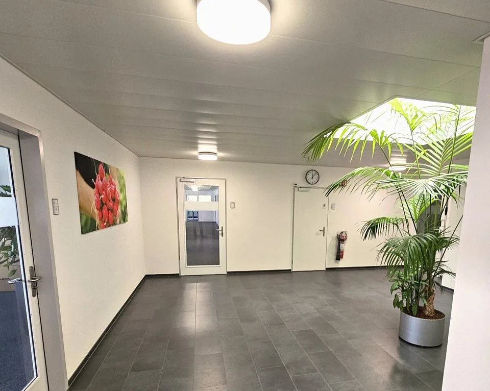 Helle Büroräumlichkeit nahe Bahnhof Ins – Foto 6 von 7