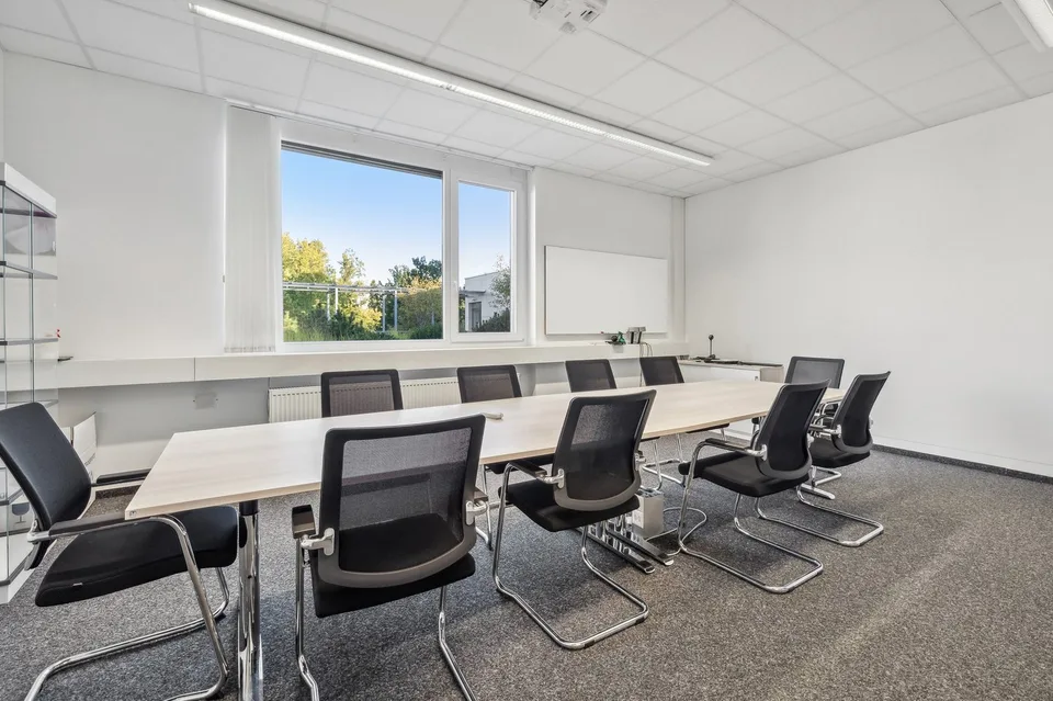 Arbeiten mit Ausblick: Büro mit grosser Terrasse und Parkplätzen – Foto 7 von 9