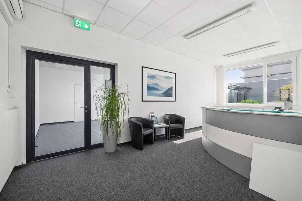 Arbeiten mit Ausblick: Büro mit grosser Terrasse und Parkplätzen