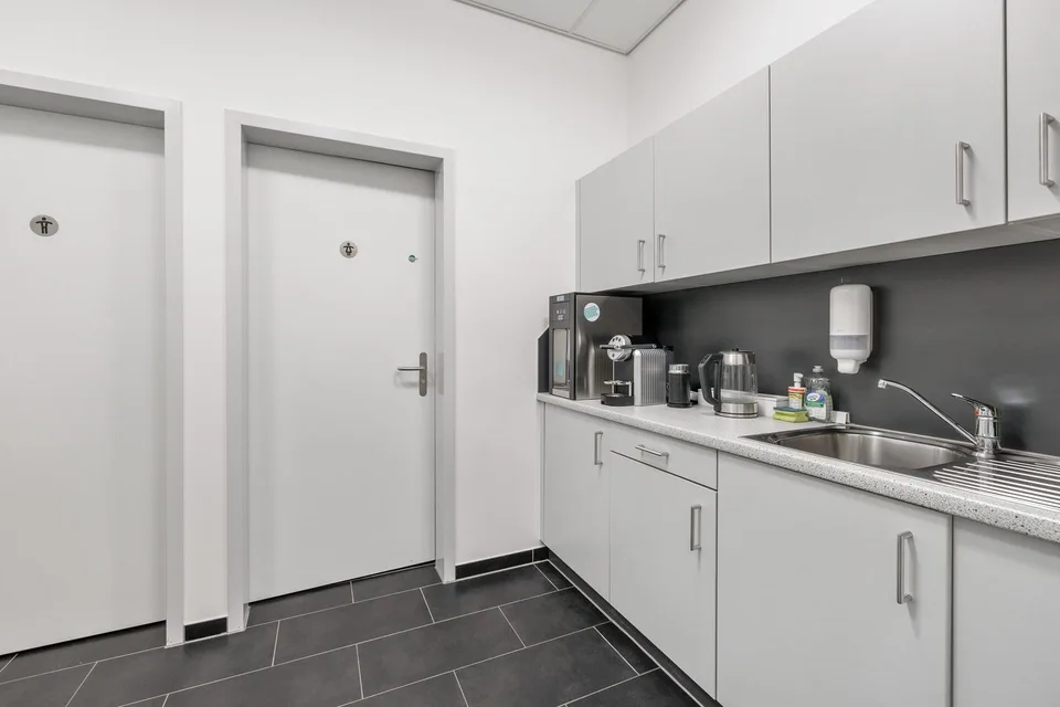 Arbeiten mit Ausblick: Büro mit grosser Terrasse und Parkplätzen – Foto 6 von 9