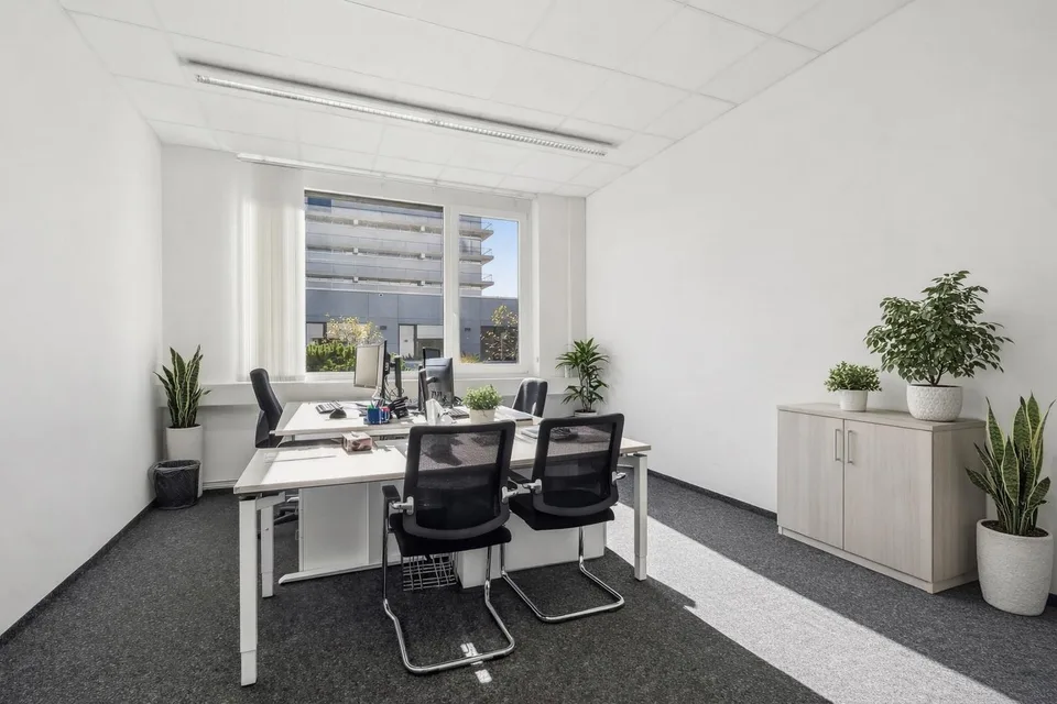 Arbeiten mit Ausblick: Büro mit grosser Terrasse und Parkplätzen