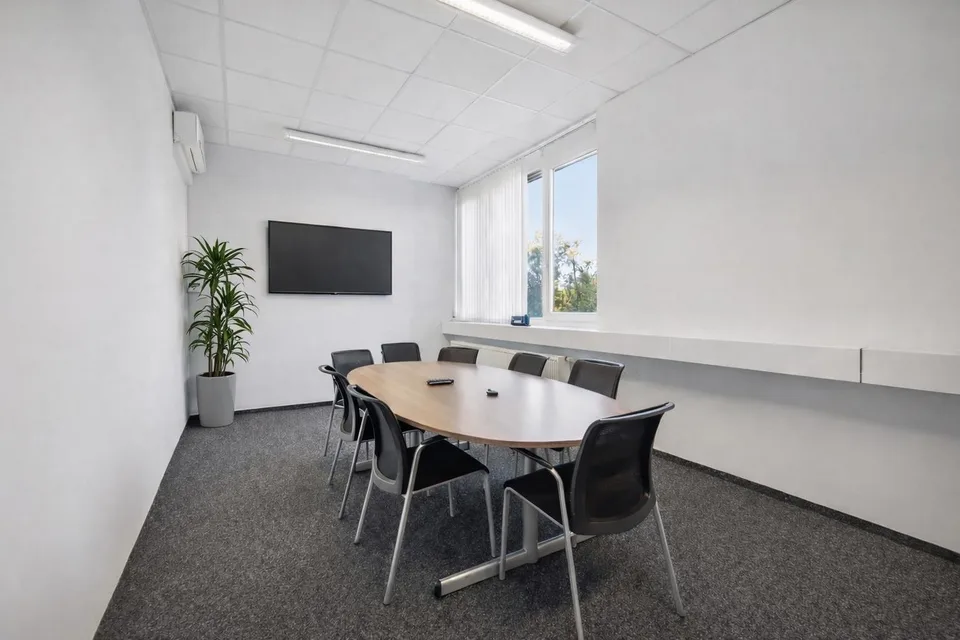 Arbeiten mit Ausblick: Büro mit grosser Terrasse und Parkplätzen