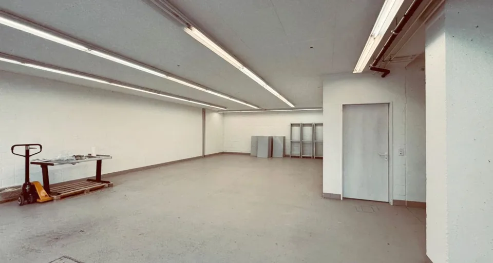 Spazio commerciale & di stoccaggio (147 m²) con consegna a livello del suolo e grande ascensore per merci