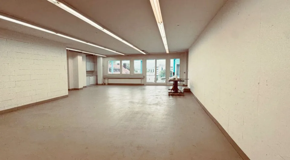 Spazio commerciale & di stoccaggio (147 m²) con consegna a livello del suolo e grande ascensore per merci