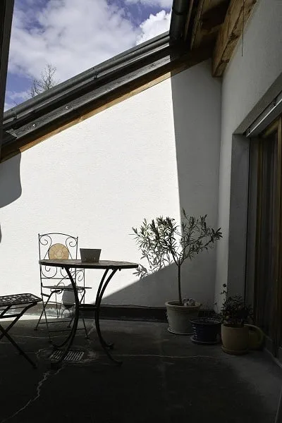 Möblierte Dachwohnung mit sonnigem Balkon und Sichtbalken