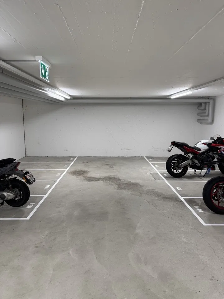 Motorradplätze in Einstellhalle zu vermieten