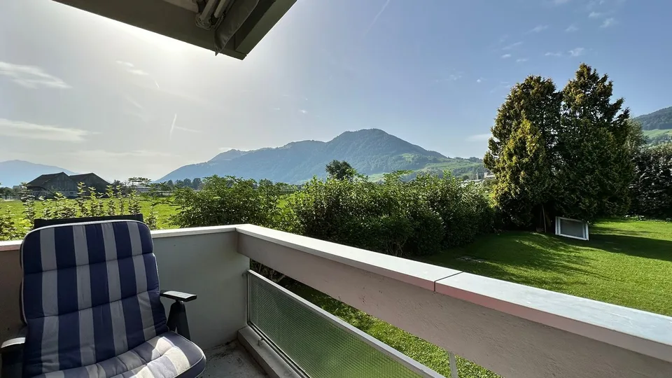 schöne 2.5-Zimmerwohnung im Hochparterre an ruhiger Lage mit Weitsicht