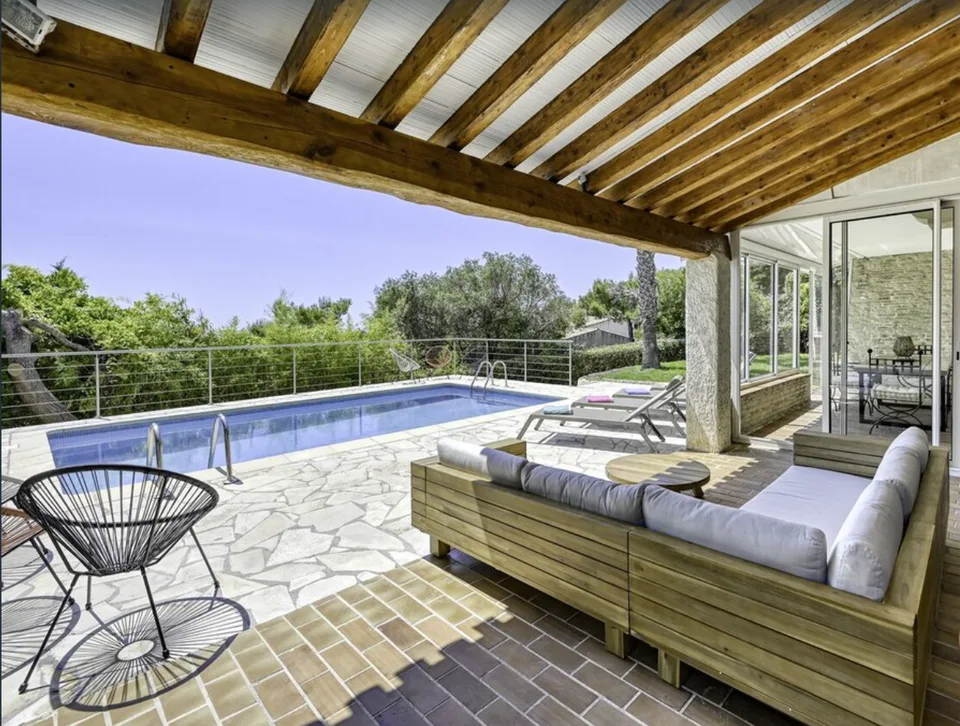PROCHE BANDOL LOUE VILLA BORD DE MER A LA SEMAINE DOMAINE PRIVE AVEC PISCINE