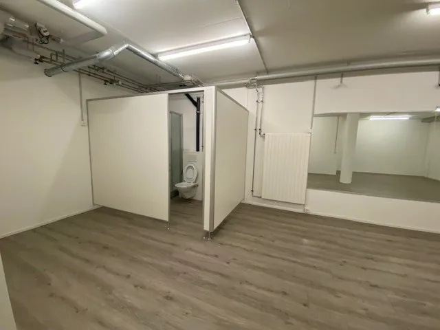 Sala polivalente con doccia/WC
