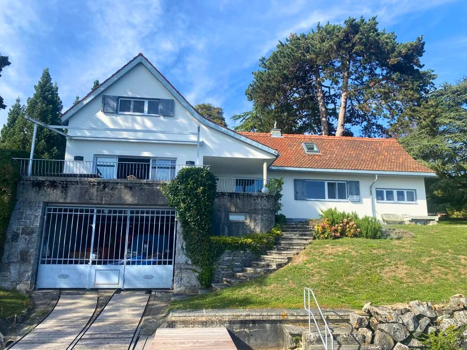 Charming 3 bedroom Lakeside House with Private Jetty - Buchillon!