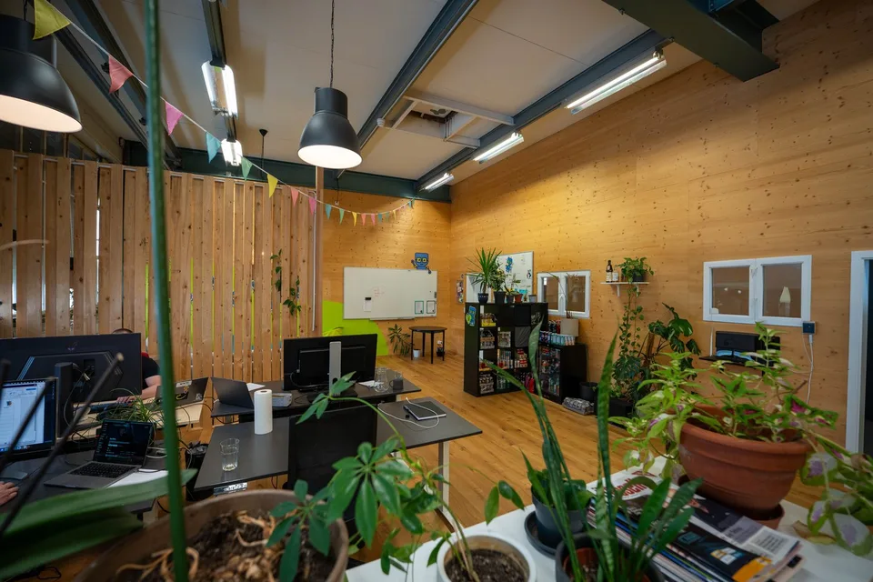 Grande ufficio in una fabbrica creativa