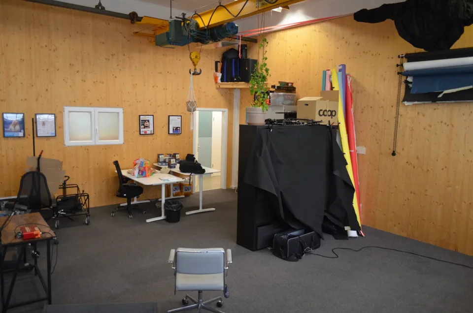 Grosses Büro in kreativer Fabrikhalle