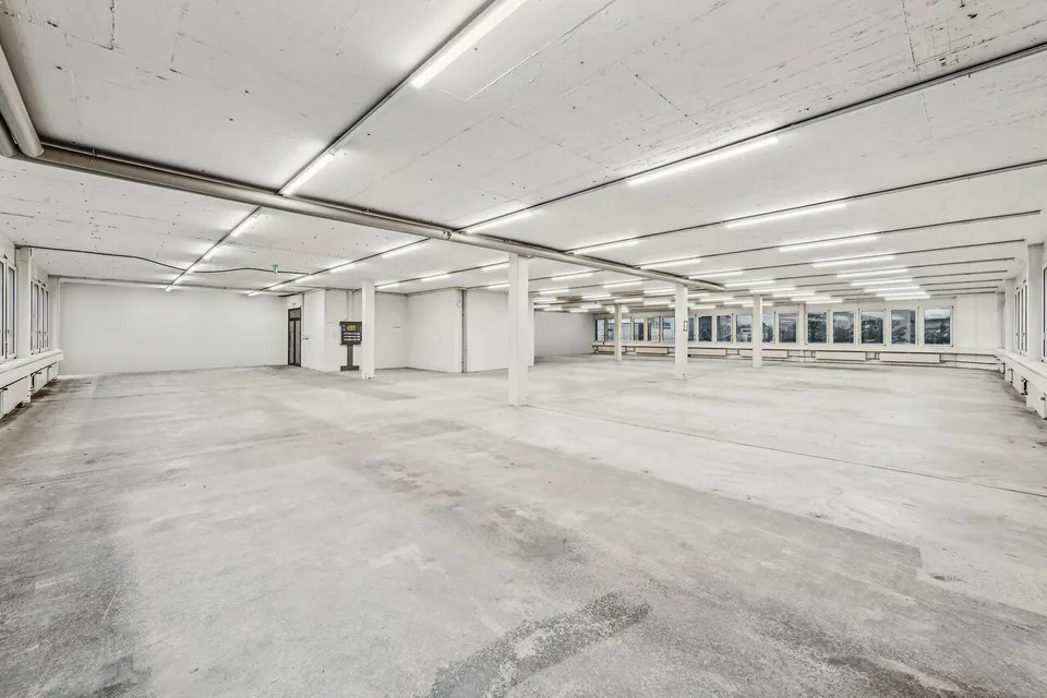 Espace commercial flexible directement sur l'A1 - accessible, polyvalent