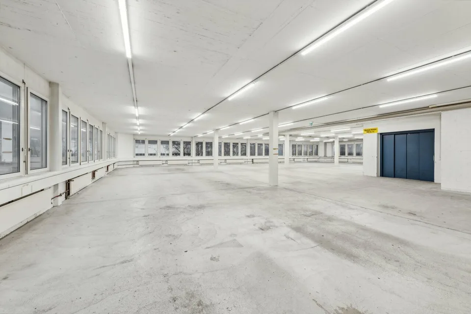 Espace commercial flexible directement sur l'A1 - accessible, polyvalent